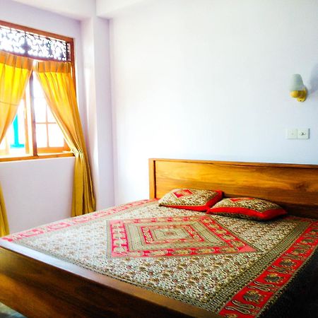 Randhi La Beach View Lounge Хиккадува Номер фото