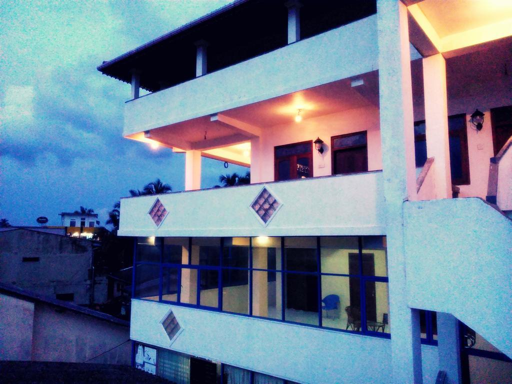 Randhi La Beach View Lounge Хиккадува Экстерьер фото