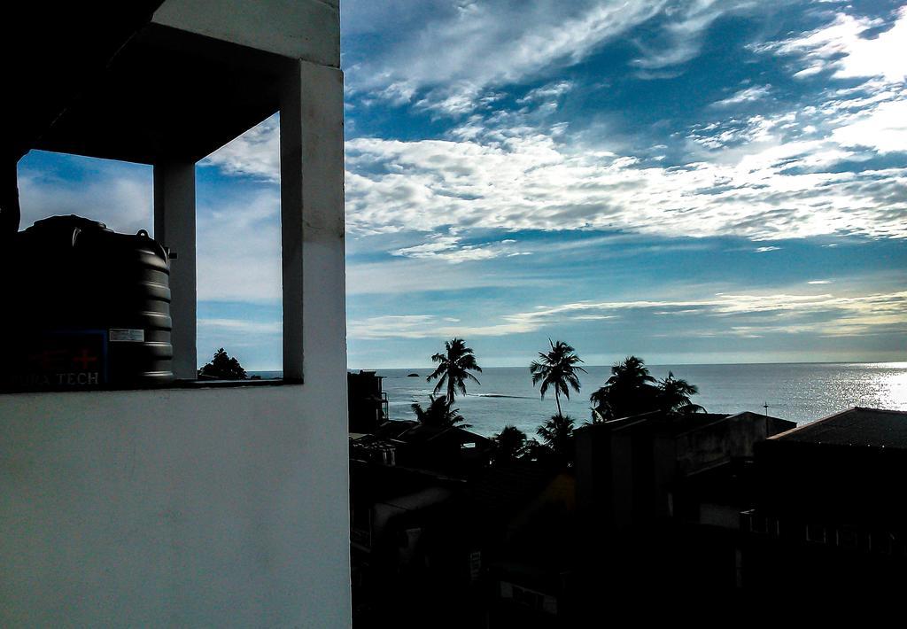 Randhi La Beach View Lounge Хиккадува Экстерьер фото