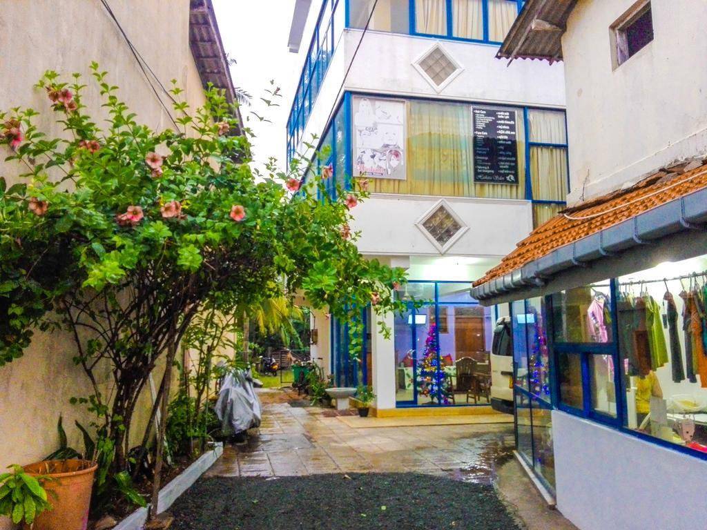 Randhi La Beach View Lounge Хиккадува Экстерьер фото