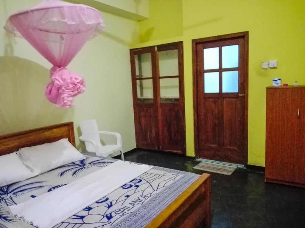 Randhi La Beach View Lounge Хиккадува Экстерьер фото