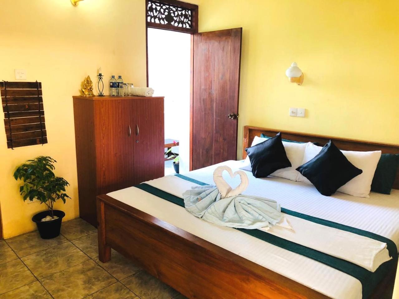 Randhi La Beach View Lounge Хиккадува Экстерьер фото